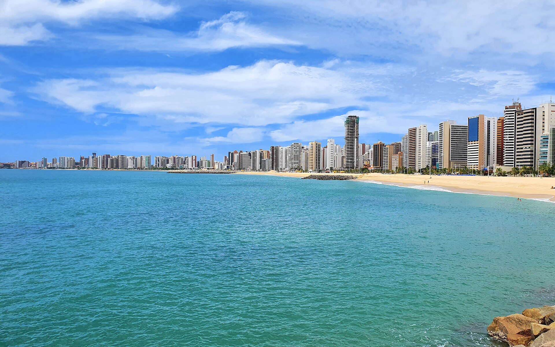 Praia de Meireles, em Fortaleza, com mar turquesa e a orla de edifícios ao fundo